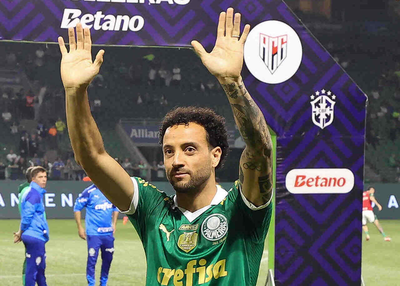 1) Palavras-chave para SEO:
Palmeiras
Abel Ferreira
Campeonato Paulista
Base do Palmeiras
Time titular
2) Título sugerido:
"Palmeiras em ebulição: como Abel Ferreira usa o Paulistão para lapidar o time titular"
Imagem sugerida:
Uma montagem com Abel Ferreira no centro, gesticulando intensamente, cercado por jovens jogadores do Palmeiras em ação durante uma partida.
3) Introdução:
Imagine um quebra-cabeça gigante com peças que parecem mudar de forma enquanto você tenta encaixá-las. É assim que Abel Ferreira, técnico do Palmeiras, deve se sentir ao montar seu time ideal neste início de Campeonato Paulista. Com jogadores da base pedindo passagem e nomes consagrados enfrentando a pressão de manter suas posições, o elenco alviverde vive um verdadeiro turbilhão de competição interna.
Mas será que essa "bagunça organizada" é um problema? Muito pelo contrário! Essa disputa saudável eleva o nível de todos os jogadores e promete um Palmeiras ainda mais forte para os desafios da temporada. Vamos mergulhar nessa análise e entender como Abel está transformando dúvidas em armas para conquistar títulos.
4) Desenvolvimento:
O impacto da base: os garotos querem espaço!
O Campeonato Paulista tem sido o palco perfeito para os jovens talentos do Palmeiras brilharem. Thalys, com apenas 19 anos, já mostrou que sabe onde fica o gol: dois gols em três jogos e um desempenho que fez até Abel Ferreira o elogiar publicamente como o melhor "camisa 9" disponível no elenco. Fabinho, outro nome vindo da base, também tem se destacado, colocando pressão em Aníbal Moreno, titular absoluto em 2024.
Essa confiança nos jovens não é apenas um prêmio para os garotos, mas uma estratégia de longo prazo. Abel sabe que fortalecer a base não só traz novas opções para o time titular como também cria um elenco mais resiliente e preparado para os desafios futuros. Além disso, esses jovens injetam energia e renovam a competitividade do grupo, algo essencial para manter o time no topo.
Disputas acirradas: a força da experiência
Nem só de jovens promessas vive o Palmeiras. Jogadores mais experientes também estão sendo desafiados a mostrar serviço. Mauricio começou a temporada com o pé direito: dois gols na estreia e uma assistência no clássico contra o Santos. Sua performance já ameaça a titularidade de Felipe Anderson, que ainda busca recuperar o bom futebol de temporadas passadas.
Na lateral esquerda, Vanderlan tem mostrado mais consistência do que Caio Paulista, contratado por um alto valor mas ainda aquém das expectativas. Com a volta de Piquerez ainda indefinida, a posição está aberta para quem aproveitar melhor as oportunidades.
Enquanto isso, o "time 2" do Palmeiras segue em campo, enfrentando adversários como o Novorizontino e mantendo o elenco afiado. Para Abel Ferreira, essas disputas são um presente: quanto mais equilibrada a competição interna, maior a chance de sucesso nos momentos decisivos.
5) Conclusão:
A cada rodada do Paulistão, o Palmeiras de Abel Ferreira se transforma em um laboratório de excelência. Entre jovens cheios de fome de bola e veteranos lutando para não perder espaço, o elenco alviverde está se moldando para encarar os grandes desafios da temporada.
Se por um lado as dúvidas sobre o time titular ainda persistem, por outro, elas mostram o quão competitivo e versátil o grupo está. E, no final das contas, quem mais ganha com isso é o torcedor palmeirense, que pode sonhar com um 2025 cheio de títulos e grandes emoções. Afinal, quando todos disputam para ser melhores, o Palmeiras inteiro sai vencedor.