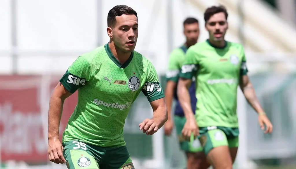 1) Palavras-chave para SEO:
Palmeiras
Abel Ferreira
Campeonato Paulista
Base do Palmeiras
Time titular
2) Título sugerido:
"Palmeiras em ebulição: como Abel Ferreira usa o Paulistão para lapidar o time titular"
Imagem sugerida:
Uma montagem com Abel Ferreira no centro, gesticulando intensamente, cercado por jovens jogadores do Palmeiras em ação durante uma partida.
3) Introdução:
Imagine um quebra-cabeça gigante com peças que parecem mudar de forma enquanto você tenta encaixá-las. É assim que Abel Ferreira, técnico do Palmeiras, deve se sentir ao montar seu time ideal neste início de Campeonato Paulista. Com jogadores da base pedindo passagem e nomes consagrados enfrentando a pressão de manter suas posições, o elenco alviverde vive um verdadeiro turbilhão de competição interna.
Mas será que essa "bagunça organizada" é um problema? Muito pelo contrário! Essa disputa saudável eleva o nível de todos os jogadores e promete um Palmeiras ainda mais forte para os desafios da temporada. Vamos mergulhar nessa análise e entender como Abel está transformando dúvidas em armas para conquistar títulos.
4) Desenvolvimento:
O impacto da base: os garotos querem espaço!
O Campeonato Paulista tem sido o palco perfeito para os jovens talentos do Palmeiras brilharem. Thalys, com apenas 19 anos, já mostrou que sabe onde fica o gol: dois gols em três jogos e um desempenho que fez até Abel Ferreira o elogiar publicamente como o melhor "camisa 9" disponível no elenco. Fabinho, outro nome vindo da base, também tem se destacado, colocando pressão em Aníbal Moreno, titular absoluto em 2024.
Essa confiança nos jovens não é apenas um prêmio para os garotos, mas uma estratégia de longo prazo. Abel sabe que fortalecer a base não só traz novas opções para o time titular como também cria um elenco mais resiliente e preparado para os desafios futuros. Além disso, esses jovens injetam energia e renovam a competitividade do grupo, algo essencial para manter o time no topo.
Disputas acirradas: a força da experiência
Nem só de jovens promessas vive o Palmeiras. Jogadores mais experientes também estão sendo desafiados a mostrar serviço. Mauricio começou a temporada com o pé direito: dois gols na estreia e uma assistência no clássico contra o Santos. Sua performance já ameaça a titularidade de Felipe Anderson, que ainda busca recuperar o bom futebol de temporadas passadas.
Na lateral esquerda, Vanderlan tem mostrado mais consistência do que Caio Paulista, contratado por um alto valor mas ainda aquém das expectativas. Com a volta de Piquerez ainda indefinida, a posição está aberta para quem aproveitar melhor as oportunidades.
Enquanto isso, o "time 2" do Palmeiras segue em campo, enfrentando adversários como o Novorizontino e mantendo o elenco afiado. Para Abel Ferreira, essas disputas são um presente: quanto mais equilibrada a competição interna, maior a chance de sucesso nos momentos decisivos.
5) Conclusão:
A cada rodada do Paulistão, o Palmeiras de Abel Ferreira se transforma em um laboratório de excelência. Entre jovens cheios de fome de bola e veteranos lutando para não perder espaço, o elenco alviverde está se moldando para encarar os grandes desafios da temporada.
Se por um lado as dúvidas sobre o time titular ainda persistem, por outro, elas mostram o quão competitivo e versátil o grupo está. E, no final das contas, quem mais ganha com isso é o torcedor palmeirense, que pode sonhar com um 2025 cheio de títulos e grandes emoções. Afinal, quando todos disputam para ser melhores, o Palmeiras inteiro sai vencedor.