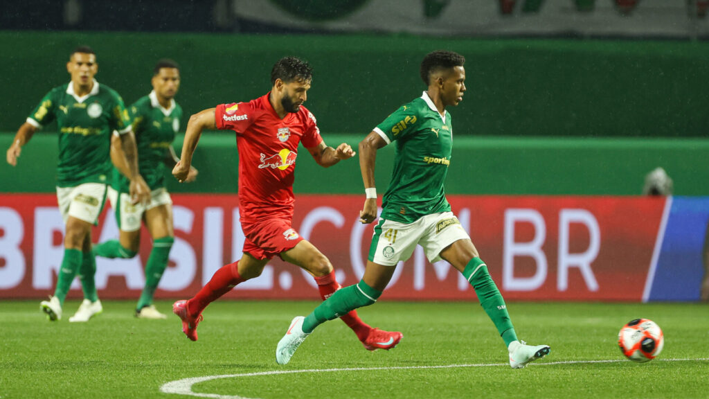 Palmeiras 2025: Futebol Pragmático, Críticas da Torcida e a Pressão Sobre Abel Ferreira
O Palmeiras iniciou a temporada de 2025 com um desempenho que vem preocupando a torcida. No empate sem gols contra o Red Bull Bragantino, o time comandado por Abel Ferreira repetiu erros do passado e não conseguiu apresentar evolução em relação a 2024. A insatisfação dos torcedores ficou evidente com as vaias ao apito final, mostrando que a paciência pode ser menor neste ano.
A expectativa era de que o time "A", que já havia atuado em outros jogos e mantinha um bom desempenho, conseguisse impor um futebol mais eficiente. No entanto, o que se viu foi uma equipe com dificuldades para criar jogadas e sem poder ofensivo, o que levanta questionamentos sobre as estratégias adotadas pelo treinador.
A Dependência de Estêvão e a Falta de Criatividade
Um dos grandes problemas do Palmeiras em 2024 foi a dependência excessiva de Estêvão. Quando o time não conseguia furar as defesas adversárias, a solução era entregar a bola para o jovem talento e torcer para que ele resolvesse. Contra o Bragantino, essa estratégia se repetiu inúmeras vezes, sem sucesso. O adversário conseguiu neutralizar o garoto, e o Palmeiras ficou sem alternativas criativas.
A falta de variação nas jogadas ofensivas tem sido uma das principais críticas ao trabalho de Abel Ferreira. O time não consegue criar situações de gol com naturalidade e, quando enfrenta um bloqueio defensivo bem montado, se torna previsível. Isso ficou evidente diante do Bragantino, onde o goleiro adversário pouco trabalhou durante os 90 minutos.
Demora nas Substituições e a Resposta do Banco de Reservas
Outro ponto que incomodou a torcida foi a demora de Abel Ferreira para fazer substituições. Jogadores como Thalys, Mauricio e Luighi não estavam rendendo bem, mas permaneceram em campo até depois dos 30 minutos do segundo tempo. Quando as mudanças finalmente aconteceram, o time melhorou.
A melhor chance da partida surgiu justamente de dois jogadores que vieram do banco: Flaco López e Allan. No último lance do jogo, López conseguiu um belo passe para Allan, que finalizou na trave. Esse lance evidencia que o Palmeiras poderia ter sido mais perigoso se as alterações tivessem ocorrido antes.
Essa questão não é novidade para quem acompanha o trabalho de Abel Ferreira. Em 2024, ele já havia sido criticado pela falta de rapidez nas mudanças durante as partidas. A insistência em manter peças que não estão funcionando pode custar pontos preciosos ao time ao longo da temporada.
Falta de Eficiência e Pressão da Torcida
A ineficiência nas finalizações também voltou a ser um problema. Nos cinco primeiros jogos de 2025, o Palmeiras tem encontrado dificuldades para ser letal no ataque. Em outras temporadas sob o comando de Abel, o time se destacava pela objetividade, algo que parece ter se perdido.
O reflexo dessa falta de eficiência tem sido a insatisfação da torcida. Pelo segundo jogo consecutivo, os jogadores saíram de campo sob vaias. A cobrança deve aumentar ainda mais, pois o Verdão tem um calendário desafiador pela frente e precisa dar respostas rápidas.
Ainda há tempo para ajustes, mas o Palmeiras precisa evoluir urgentemente. Se quiser transformar as vaias em aplausos, Abel Ferreira terá que rever suas estratégias, explorar melhor as peças do elenco e encontrar soluções para tornar o time mais criativo e eficiente. Caso contrário, a pressão sobre o treinador e o elenco só tende a crescer.