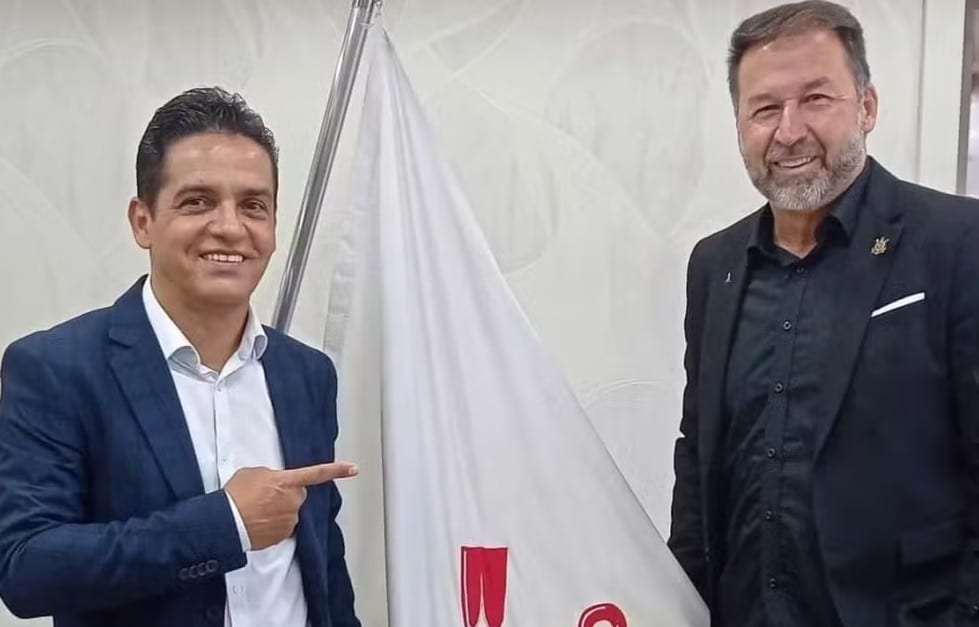 mpeachment presidente Corinthians
Augusto Melo destituição
Crise diretoria Corinthians
Conselho Deliberativo Corinthians
Irregularidades financeiras Corinthians
Patrocínio VaideBet Corinthians
Título: "Crise no Corinthians: Entenda o Processo de Impeachment do Presidente Augusto Melo"

Introdução: O Sport Club Corinthians Paulista enfrenta uma turbulência administrativa que culminou no pedido de impeachment do presidente Augusto Melo. Acusações de irregularidades financeiras e questionamentos sobre contratos de patrocínio, como o da VaideBet, colocaram a diretoria sob intensa pressão. Neste artigo, analisamos os fatores que levaram o Conselho Deliberativo a considerar a destituição de Augusto Melo e as implicações para o futuro do clube.

Acusações de Irregularidades Financeiras

Em 26 de agosto de 2024, um grupo de conselheiros do Corinthians, denominado "Movimento Reconstrução SCCP", protocolou um pedido formal de impeachment contra o presidente Augusto Melo. O documento, assinado por mais de 50 conselheiros, baseia-se principalmente no Artigo 106, incisos "b" e "d" do estatuto do clube, além da Lei 14.597/23, referente à nova Lei Geral do Esporte, que trata dos crimes de lavagem ou ocultação de bens. As principais acusações envolvem a possível omissão de Augusto Melo diante de suspeitas de irregularidades na intermediação do contrato de patrocínio com a VaideBet, que foi rescindido em junho de 2024. 
CENTRAL DO TIMÃO

Reprovação das Contas e Recomendação de Impeachment

Em 26 de novembro de 2024, o Conselho de Orientação do Corinthians (Cori) recomendou, por unanimidade, o impeachment de Augusto Melo após reprovar as contas do primeiro semestre da gestão. O órgão fiscalizador apontou a falta de "suporte documental apropriado" e a "existência de irregularidades" nas demonstrações financeiras do clube. Dos 13 membros presentes, 12 votaram a favor da recomendação, e um se absteve. A decisão foi comunicada ao Conselho Deliberativo para as devidas providências. 
GAZETA ESPORTIVA

Processo de Impeachment em Andamento

Com base nas recomendações do Cori e nas acusações apresentadas pelo "Movimento Reconstrução SCCP", o Conselho Deliberativo do Corinthians iniciou o processo de impeachment de Augusto Melo. A Comissão de Ética do clube conduziu investigações, ouvindo o presidente e outros envolvidos na gestão. Em 28 de novembro de 2024, o Conselho Deliberativo votou pelo afastamento imediato de Augusto Melo, com a decisão final a ser submetida à Assembleia Geral dos associados do clube. Durante esse período, o primeiro vice-presidente, Osmar Stabile, assumiu interinamente a presidência.

Impacto na Imagem do Clube

A crise administrativa afetou significativamente a imagem do Corinthians. Muros do Parque São Jorge foram pichados com mensagens como "Não vai ter golpe" e "Traidores", refletindo a insatisfação de parte da torcida com a situação. Além disso, a rescisão do contrato de patrocínio com a VaideBet trouxe prejuízos financeiros e questionamentos sobre a transparência nas negociações conduzidas pela diretoria. 
GAZETA ESPORTIVA

Próximos Passos e Expectativas

A Assembleia Geral dos associados será convocada para decidir sobre a destituição definitiva de Augusto Melo. Caso o impeachment seja confirmado, novas eleições serão realizadas para definir a próxima liderança do clube. A expectativa é que o Corinthians supere essa fase conturbada, restabelecendo a confiança entre diretoria, conselheiros e torcida, e retomando o foco nas atividades esportivas e administrativas com maior transparência e responsabilidade.