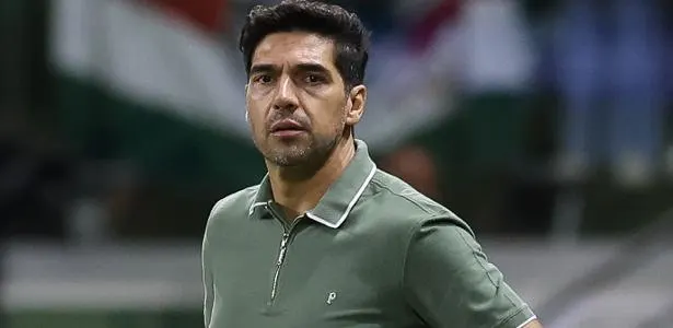 1) Palavras-chave para SEO: Palmeiras Abel Ferreira Campeonato Paulista Base do Palmeiras Time titular 2) Título sugerido: "Palmeiras em ebulição: como Abel Ferreira usa o Paulistão para lapidar o time titular" Imagem sugerida: Uma montagem com Abel Ferreira no centro, gesticulando intensamente, cercado por jovens jogadores do Palmeiras em ação durante uma partida. 3) Introdução: Imagine um quebra-cabeça gigante com peças que parecem mudar de forma enquanto você tenta encaixá-las. É assim que Abel Ferreira, técnico do Palmeiras, deve se sentir ao montar seu time ideal neste início de Campeonato Paulista. Com jogadores da base pedindo passagem e nomes consagrados enfrentando a pressão de manter suas posições, o elenco alviverde vive um verdadeiro turbilhão de competição interna. Mas será que essa "bagunça organizada" é um problema? Muito pelo contrário! Essa disputa saudável eleva o nível de todos os jogadores e promete um Palmeiras ainda mais forte para os desafios da temporada. Vamos mergulhar nessa análise e entender como Abel está transformando dúvidas em armas para conquistar títulos. 4) Desenvolvimento: O impacto da base: os garotos querem espaço! O Campeonato Paulista tem sido o palco perfeito para os jovens talentos do Palmeiras brilharem. Thalys, com apenas 19 anos, já mostrou que sabe onde fica o gol: dois gols em três jogos e um desempenho que fez até Abel Ferreira o elogiar publicamente como o melhor "camisa 9" disponível no elenco. Fabinho, outro nome vindo da base, também tem se destacado, colocando pressão em Aníbal Moreno, titular absoluto em 2024. Essa confiança nos jovens não é apenas um prêmio para os garotos, mas uma estratégia de longo prazo. Abel sabe que fortalecer a base não só traz novas opções para o time titular como também cria um elenco mais resiliente e preparado para os desafios futuros. Além disso, esses jovens injetam energia e renovam a competitividade do grupo, algo essencial para manter o time no topo. Disputas acirradas: a força da experiência Nem só de jovens promessas vive o Palmeiras. Jogadores mais experientes também estão sendo desafiados a mostrar serviço. Mauricio começou a temporada com o pé direito: dois gols na estreia e uma assistência no clássico contra o Santos. Sua performance já ameaça a titularidade de Felipe Anderson, que ainda busca recuperar o bom futebol de temporadas passadas. Na lateral esquerda, Vanderlan tem mostrado mais consistência do que Caio Paulista, contratado por um alto valor mas ainda aquém das expectativas. Com a volta de Piquerez ainda indefinida, a posição está aberta para quem aproveitar melhor as oportunidades. Enquanto isso, o "time 2" do Palmeiras segue em campo, enfrentando adversários como o Novorizontino e mantendo o elenco afiado. Para Abel Ferreira, essas disputas são um presente: quanto mais equilibrada a competição interna, maior a chance de sucesso nos momentos decisivos. 5) Conclusão: A cada rodada do Paulistão, o Palmeiras de Abel Ferreira se transforma em um laboratório de excelência. Entre jovens cheios de fome de bola e veteranos lutando para não perder espaço, o elenco alviverde está se moldando para encarar os grandes desafios da temporada. Se por um lado as dúvidas sobre o time titular ainda persistem, por outro, elas mostram o quão competitivo e versátil o grupo está. E, no final das contas, quem mais ganha com isso é o torcedor palmeirense, que pode sonhar com um 2025 cheio de títulos e grandes emoções. Afinal, quando todos disputam para ser melhores, o Palmeiras inteiro sai vencedor.