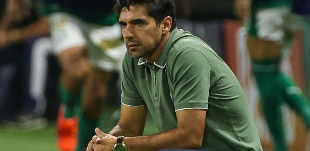 Palmeiras 2025: Futebol Pragmático, Críticas da Torcida e a Pressão Sobre Abel Ferreira
O Palmeiras iniciou a temporada de 2025 com um desempenho que vem preocupando a torcida. No empate sem gols contra o Red Bull Bragantino, o time comandado por Abel Ferreira repetiu erros do passado e não conseguiu apresentar evolução em relação a 2024. A insatisfação dos torcedores ficou evidente com as vaias ao apito final, mostrando que a paciência pode ser menor neste ano.
A expectativa era de que o time "A", que já havia atuado em outros jogos e mantinha um bom desempenho, conseguisse impor um futebol mais eficiente. No entanto, o que se viu foi uma equipe com dificuldades para criar jogadas e sem poder ofensivo, o que levanta questionamentos sobre as estratégias adotadas pelo treinador.
A Dependência de Estêvão e a Falta de Criatividade
Um dos grandes problemas do Palmeiras em 2024 foi a dependência excessiva de Estêvão. Quando o time não conseguia furar as defesas adversárias, a solução era entregar a bola para o jovem talento e torcer para que ele resolvesse. Contra o Bragantino, essa estratégia se repetiu inúmeras vezes, sem sucesso. O adversário conseguiu neutralizar o garoto, e o Palmeiras ficou sem alternativas criativas.
A falta de variação nas jogadas ofensivas tem sido uma das principais críticas ao trabalho de Abel Ferreira. O time não consegue criar situações de gol com naturalidade e, quando enfrenta um bloqueio defensivo bem montado, se torna previsível. Isso ficou evidente diante do Bragantino, onde o goleiro adversário pouco trabalhou durante os 90 minutos.
Demora nas Substituições e a Resposta do Banco de Reservas
Outro ponto que incomodou a torcida foi a demora de Abel Ferreira para fazer substituições. Jogadores como Thalys, Mauricio e Luighi não estavam rendendo bem, mas permaneceram em campo até depois dos 30 minutos do segundo tempo. Quando as mudanças finalmente aconteceram, o time melhorou.
A melhor chance da partida surgiu justamente de dois jogadores que vieram do banco: Flaco López e Allan. No último lance do jogo, López conseguiu um belo passe para Allan, que finalizou na trave. Esse lance evidencia que o Palmeiras poderia ter sido mais perigoso se as alterações tivessem ocorrido antes.
Essa questão não é novidade para quem acompanha o trabalho de Abel Ferreira. Em 2024, ele já havia sido criticado pela falta de rapidez nas mudanças durante as partidas. A insistência em manter peças que não estão funcionando pode custar pontos preciosos ao time ao longo da temporada.
Falta de Eficiência e Pressão da Torcida
A ineficiência nas finalizações também voltou a ser um problema. Nos cinco primeiros jogos de 2025, o Palmeiras tem encontrado dificuldades para ser letal no ataque. Em outras temporadas sob o comando de Abel, o time se destacava pela objetividade, algo que parece ter se perdido.
O reflexo dessa falta de eficiência tem sido a insatisfação da torcida. Pelo segundo jogo consecutivo, os jogadores saíram de campo sob vaias. A cobrança deve aumentar ainda mais, pois o Verdão tem um calendário desafiador pela frente e precisa dar respostas rápidas.
Ainda há tempo para ajustes, mas o Palmeiras precisa evoluir urgentemente. Se quiser transformar as vaias em aplausos, Abel Ferreira terá que rever suas estratégias, explorar melhor as peças do elenco e encontrar soluções para tornar o time mais criativo e eficiente. Caso contrário, a pressão sobre o treinador e o elenco só tende a crescer.