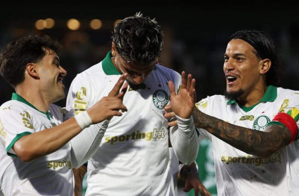 Palmeiras goleia, mas chega preparado para o Dérbi?
Uma vitória necessária, mas ainda há dúvidas
O Palmeiras finalmente apresentou um futebol convincente na vitória por 4 a 1 sobre o Guarani. Com o “time ideal” em campo, Abel Ferreira conseguiu recuperar a confiança da equipe após um início de temporada irregular. Mas será que essa atuação foi suficiente para garantir que o Verdão esteja pronto para o grande desafio contra o Corinthians no Allianz Parque?

A oscilação nas primeiras rodadas do Paulistão trouxe questionamentos sobre o elenco e as decisões de Abel. As vaias após os tropeços contra Novorizontino e Red Bull Bragantino evidenciaram que a torcida não estava satisfeita. Agora, depois de um jogo onde os titulares mostraram entrosamento e eficiência, o torcedor pode respirar aliviado – pelo menos até quinta-feira.

Estêvão brilha e se consolida como peça-chave
Se houve um destaque individual na goleada contra o Guarani, esse jogador foi Estêvão. O jovem talento mostrou que, quando tem jogadores de qualidade ao seu lado, pode ser decisivo. Com dois gols e uma assistência, ele deu um recado claro: pode ser um dos protagonistas do Palmeiras em 2025.

A liberdade que teve para atuar próximo de Raphael Veiga fez toda a diferença. Ele se movimentou bem, criou jogadas e demonstrou maturidade para um jogador tão jovem. Se repetir essa atuação contra o Corinthians, será um grande diferencial para o Verdão.

Piquerez retorna e dá mais segurança à defesa
Outro ponto positivo da vitória foi o retorno de Joaquín Piquerez. Depois de meses afastado, ele voltou e mostrou que ainda é um dos laterais mais confiáveis do futebol brasileiro. Com uma bela assistência para Estêvão, já fez mais do que qualquer um de seus substitutos conseguiu na posição nos últimos tempos.

A lateral esquerda foi um problema para o Palmeiras na reta final de 2024, e a falta de solidez defensiva custou pontos importantes. A volta de Piquerez traz uma nova perspectiva para a equipe, tornando o sistema defensivo mais equilibrado e eficiente.

O Palmeiras está pronto para o Corinthians?
Apesar da boa atuação contra o Guarani, ainda há questionamentos sobre o Palmeiras. A equipe encontrou dificuldades nas rodadas anteriores, e o Dérbi será um desafio completamente diferente. O Corinthians, mesmo vivendo um momento instável, costuma crescer nesses confrontos.

Por outro lado, a evolução tática do Palmeiras e a confiança renovada podem fazer a diferença. Com jogadores-chave em boa fase e Abel Ferreira encontrando a formação ideal, o Verdão chega com boas chances de sair vitorioso no Allianz Parque.

O Dérbi será o primeiro grande teste da temporada, e o Palmeiras tem a oportunidade de provar que está realmente pronto para brigar por títulos em 2025.