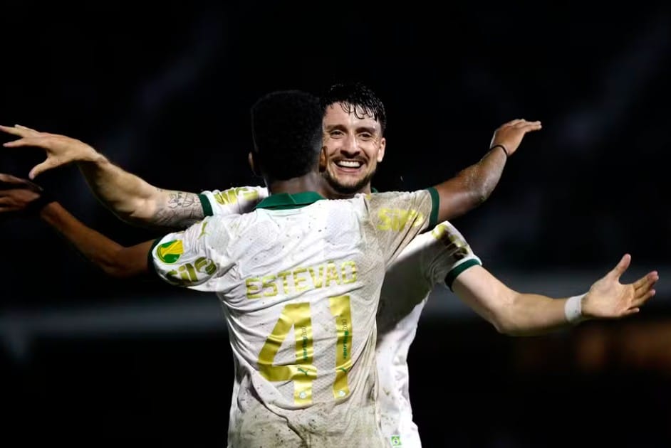 Outro ponto positivo da vitória foi o retorno de Joaquín Piquerez. Depois de meses afastado, ele voltou e mostrou que ainda é um dos laterais mais confiáveis do futebol brasileiro. Com uma bela assistência para Estêvão, já fez mais do que qualquer um de seus substitutos conseguiu na posição nos últimos tempos.

A lateral esquerda foi um problema para o Palmeiras na reta final de 2024, e a falta de solidez defensiva custou pontos importantes. A volta de Piquerez traz uma nova perspectiva para a equipe, tornando o sistema defensivo mais equilibrado e eficiente.

