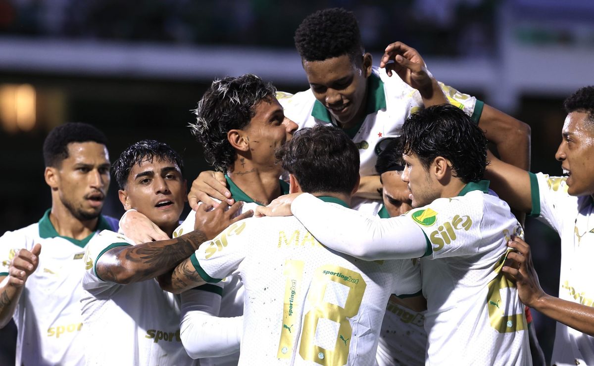 Palmeiras goleia, mas chega preparado para o Dérbi? Uma vitória necessária, mas ainda há dúvidas O Palmeiras finalmente apresentou um futebol convincente na vitória por 4 a 1 sobre o Guarani. Com o “time ideal” em campo, Abel Ferreira conseguiu recuperar a confiança da equipe após um início de temporada irregular. Mas será que essa atuação foi suficiente para garantir que o Verdão esteja pronto para o grande desafio contra o Corinthians no Allianz Parque? A oscilação nas primeiras rodadas do Paulistão trouxe questionamentos sobre o elenco e as decisões de Abel. As vaias após os tropeços contra Novorizontino e Red Bull Bragantino evidenciaram que a torcida não estava satisfeita. Agora, depois de um jogo onde os titulares mostraram entrosamento e eficiência, o torcedor pode respirar aliviado – pelo menos até quinta-feira. Estêvão brilha e se consolida como peça-chave Se houve um destaque individual na goleada contra o Guarani, esse jogador foi Estêvão. O jovem talento mostrou que, quando tem jogadores de qualidade ao seu lado, pode ser decisivo. Com dois gols e uma assistência, ele deu um recado claro: pode ser um dos protagonistas do Palmeiras em 2025. A liberdade que teve para atuar próximo de Raphael Veiga fez toda a diferença. Ele se movimentou bem, criou jogadas e demonstrou maturidade para um jogador tão jovem. Se repetir essa atuação contra o Corinthians, será um grande diferencial para o Verdão. Piquerez retorna e dá mais segurança à defesa Outro ponto positivo da vitória foi o retorno de Joaquín Piquerez. Depois de meses afastado, ele voltou e mostrou que ainda é um dos laterais mais confiáveis do futebol brasileiro. Com uma bela assistência para Estêvão, já fez mais do que qualquer um de seus substitutos conseguiu na posição nos últimos tempos. A lateral esquerda foi um problema para o Palmeiras na reta final de 2024, e a falta de solidez defensiva custou pontos importantes. A volta de Piquerez traz uma nova perspectiva para a equipe, tornando o sistema defensivo mais equilibrado e eficiente. O Palmeiras está pronto para o Corinthians? Apesar da boa atuação contra o Guarani, ainda há questionamentos sobre o Palmeiras. A equipe encontrou dificuldades nas rodadas anteriores, e o Dérbi será um desafio completamente diferente. O Corinthians, mesmo vivendo um momento instável, costuma crescer nesses confrontos. Por outro lado, a evolução tática do Palmeiras e a confiança renovada podem fazer a diferença. Com jogadores-chave em boa fase e Abel Ferreira encontrando a formação ideal, o Verdão chega com boas chances de sair vitorioso no Allianz Parque. O Dérbi será o primeiro grande teste da temporada, e o Palmeiras tem a oportunidade de provar que está realmente pronto para brigar por títulos em 2025.