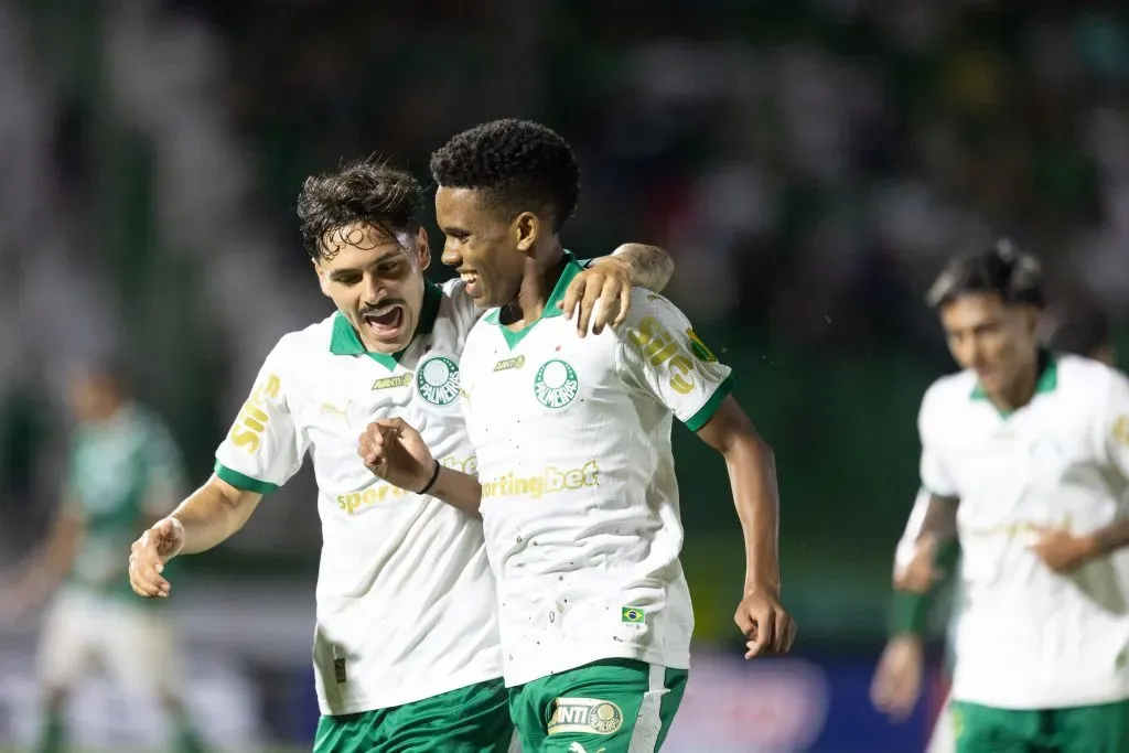 Outro ponto positivo da vitória foi o retorno de Joaquín Piquerez. Depois de meses afastado, ele voltou e mostrou que ainda é um dos laterais mais confiáveis do futebol brasileiro. Com uma bela assistência para Estêvão, já fez mais do que qualquer um de seus substitutos conseguiu na posição nos últimos tempos.

A lateral esquerda foi um problema para o Palmeiras na reta final de 2024, e a falta de solidez defensiva custou pontos importantes. A volta de Piquerez traz uma nova perspectiva para a equipe, tornando o sistema defensivo mais equilibrado e eficiente.

