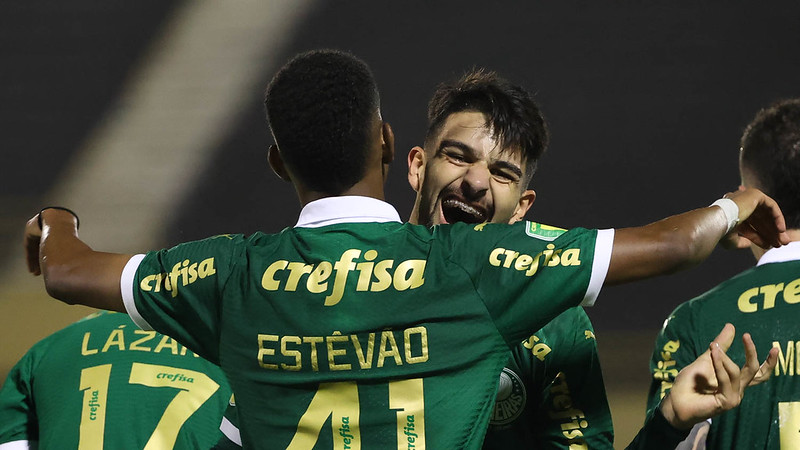O Palmeiras mostrou, mais uma vez, por que é um dos maiores clubes do Brasil. Em um momento de oscilação no começo da temporada, o time reencontrou seu melhor futebol e deu um passo importante rumo ao tetracampeonato do Campeonato Paulista. E o grande nome desse recomeço? Estêvão! O jovem talento brilhou contra o São Bernardo, garantindo a classificação para a semifinal com dois gols. A esperança palmeirense está renovada!