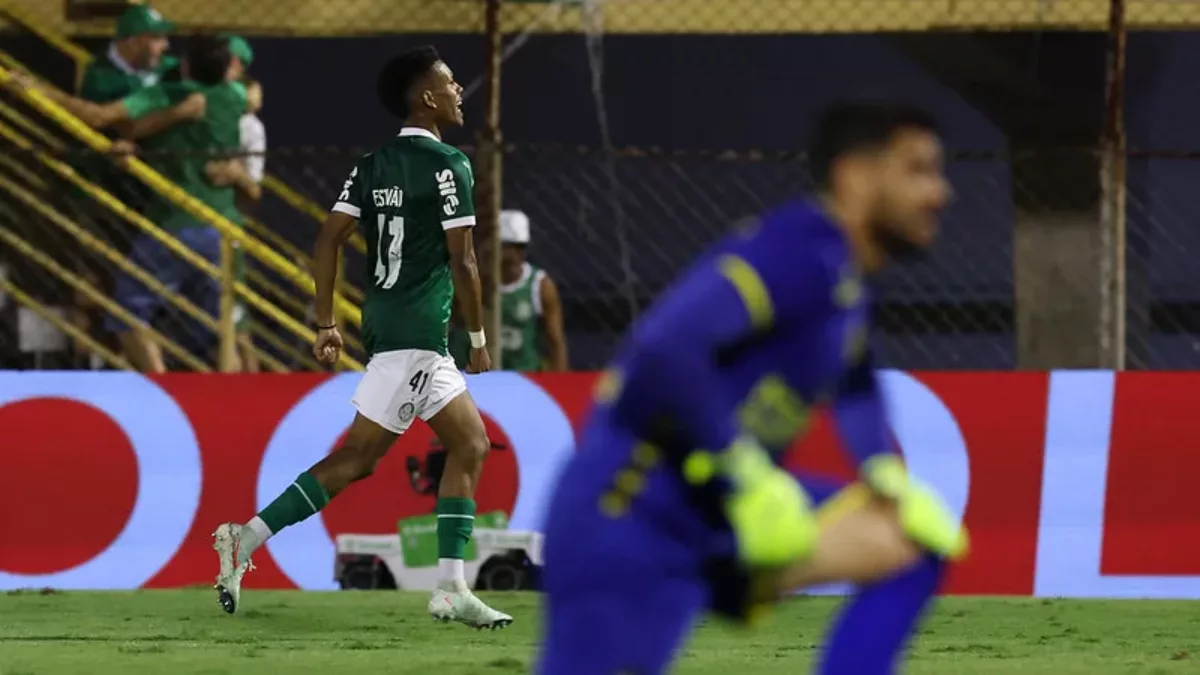 Palmeiras: A Caminho do Tetra e do Protagonismo em 2025 A nova joia brilha e o Verdão embala na temporada O Palmeiras mostrou, mais uma vez, por que é um dos maiores clubes do Brasil. Em um momento de oscilação no começo da temporada, o time reencontrou seu melhor futebol e deu um passo importante rumo ao tetracampeonato do Campeonato Paulista. E o grande nome desse recomeço? Estêvão! O jovem talento brilhou contra o São Bernardo, garantindo a classificação para a semifinal com dois gols. A esperança palmeirense está renovada! Imagem recomendada: Uma foto de Estêvão comemorando um gol com a camisa do Palmeiras. Estêvão: O nome da vez no Palmeiras Se havia alguma dúvida sobre o impacto de Estêvão no time, a vitória por 3 a 0 sobre o São Bernardo serviu para deixar tudo bem claro. Com atuação impecável, o jovem jogador não apenas marcou dois gols, mas mostrou que pode ser a chave para um Palmeiras mais forte e competitivo em 2025. A torcida tem motivo para sonhar alto, e não apenas no Paulistão. Com a Libertadores, Copa do Brasil e Brasileirão no horizonte, a expectativa é que Estêvão siga evoluindo e ajudando o Verdão a conquistar títulos. O impacto do jovem talento no time Com Estêvão jogando em alto nível, o Palmeiras ganha uma nova dinâmica ofensiva. No início do ano, a equipe encontrou dificuldades para furar as defesas adversárias. Agora, com o jovem em grande fase, o ataque se torna mais perigoso e imprevisível. Mas é importante lembrar: o time não pode depender apenas dele. Em breve, Estêvão irá para o Chelsea, e o Palmeiras precisa garantir que outros jogadores também estejam preparados para manter o alto nível de atuação. O elenco responde ao desafio A classificação para a semifinal do Paulistão mostrou que o Palmeiras tem muito mais a oferecer. Outros nomes também se destacaram: Richard Ríos, Emiliano Martínez e Micael tiveram papel fundamental na vitória. A tendência é que o time se fortaleça ainda mais com a chegada de reforços e a possível estreia de Vitor Roque. O técnico Abel Ferreira também merece elogios. Ele tem conseguido extrair o melhor do elenco e fazer ajustes importantes para manter a equipe competitiva. O caminho até a final do Paulistão Com a vitória sobre o São Bernardo, o Palmeiras garantiu sua vaga na semifinal do Campeonato Paulista. O duelo será contra o São Paulo, em jogo único, com mando do Verdão. A competição está ainda mais emocionante neste ano, já que, depois de seis temporadas, os quatro grandes do estado estão entre os semifinalistas: Palmeiras, Corinthians, São Paulo e Santos. Se passar pelo São Paulo, o Palmeiras pode encontrar o Corinthians na final. Uma decisão que teria um tempero especial, com a possibilidade de o Verdão conquistar o tetra em cima de um de seus maiores rivais. Conclusão: O Palmeiras está pronto para brigar por tudo em 2025 O Palmeiras segue firme na busca pelo tetracampeonato paulista e também mira os títulos das principais competições do ano. Com Estêvão em grande fase, um elenco forte e um técnico competente, o torcedor tem motivos de sobra para acreditar em uma temporada vitoriosa. A caminhada ainda não acabou, mas o Palmeiras já mostrou que está pronto para enfrentar qualquer desafio. Que venham as próximas batalhas! Palavras-chave para SEO: Palmeiras Campeonato Paulista 2025 Estêvão Palmeiras Abel Ferreira Semifinal Paulistão Futebol brasileiro