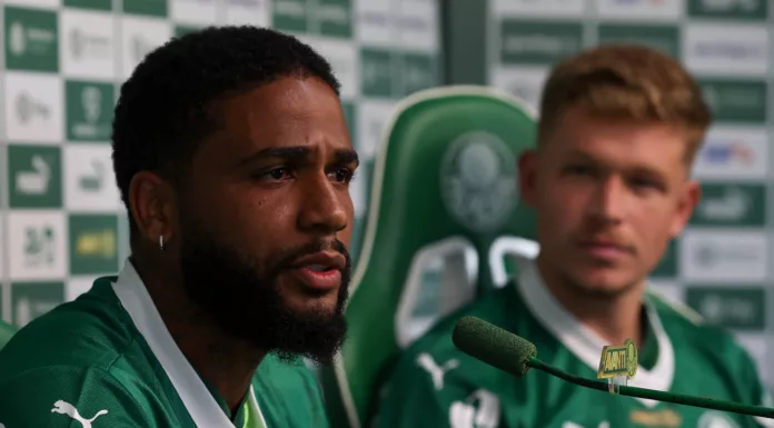 Palmeiras: A Caminho do Tetra e do Protagonismo em 2025
A nova joia brilha e o Verdão embala na temporada
O Palmeiras mostrou, mais uma vez, por que é um dos maiores clubes do Brasil. Em um momento de oscilação no começo da temporada, o time reencontrou seu melhor futebol e deu um passo importante rumo ao tetracampeonato do Campeonato Paulista. E o grande nome desse recomeço? Estêvão! O jovem talento brilhou contra o São Bernardo, garantindo a classificação para a semifinal com dois gols. A esperança palmeirense está renovada!
Imagem recomendada: Uma foto de Estêvão comemorando um gol com a camisa do Palmeiras.
Estêvão: O nome da vez no Palmeiras
Se havia alguma dúvida sobre o impacto de Estêvão no time, a vitória por 3 a 0 sobre o São Bernardo serviu para deixar tudo bem claro. Com atuação impecável, o jovem jogador não apenas marcou dois gols, mas mostrou que pode ser a chave para um Palmeiras mais forte e competitivo em 2025.
A torcida tem motivo para sonhar alto, e não apenas no Paulistão. Com a Libertadores, Copa do Brasil e Brasileirão no horizonte, a expectativa é que Estêvão siga evoluindo e ajudando o Verdão a conquistar títulos.
O impacto do jovem talento no time
Com Estêvão jogando em alto nível, o Palmeiras ganha uma nova dinâmica ofensiva. No início do ano, a equipe encontrou dificuldades para furar as defesas adversárias. Agora, com o jovem em grande fase, o ataque se torna mais perigoso e imprevisível.
Mas é importante lembrar: o time não pode depender apenas dele. Em breve, Estêvão irá para o Chelsea, e o Palmeiras precisa garantir que outros jogadores também estejam preparados para manter o alto nível de atuação.
O elenco responde ao desafio
A classificação para a semifinal do Paulistão mostrou que o Palmeiras tem muito mais a oferecer. Outros nomes também se destacaram: Richard Ríos, Emiliano Martínez e Micael tiveram papel fundamental na vitória. A tendência é que o time se fortaleça ainda mais com a chegada de reforços e a possível estreia de Vitor Roque.
O técnico Abel Ferreira também merece elogios. Ele tem conseguido extrair o melhor do elenco e fazer ajustes importantes para manter a equipe competitiva.
O caminho até a final do Paulistão
Com a vitória sobre o São Bernardo, o Palmeiras garantiu sua vaga na semifinal do Campeonato Paulista. O duelo será contra o São Paulo, em jogo único, com mando do Verdão.
A competição está ainda mais emocionante neste ano, já que, depois de seis temporadas, os quatro grandes do estado estão entre os semifinalistas: Palmeiras, Corinthians, São Paulo e Santos.
Se passar pelo São Paulo, o Palmeiras pode encontrar o Corinthians na final. Uma decisão que teria um tempero especial, com a possibilidade de o Verdão conquistar o tetra em cima de um de seus maiores rivais.
Conclusão: O Palmeiras está pronto para brigar por tudo em 2025
O Palmeiras segue firme na busca pelo tetracampeonato paulista e também mira os títulos das principais competições do ano. Com Estêvão em grande fase, um elenco forte e um técnico competente, o torcedor tem motivos de sobra para acreditar em uma temporada vitoriosa.
A caminhada ainda não acabou, mas o Palmeiras já mostrou que está pronto para enfrentar qualquer desafio. Que venham as próximas batalhas!
Palavras-chave para SEO:
Palmeiras
Campeonato Paulista 2025
Estêvão Palmeiras
Abel Ferreira
Semifinal Paulistão
Futebol brasileiro